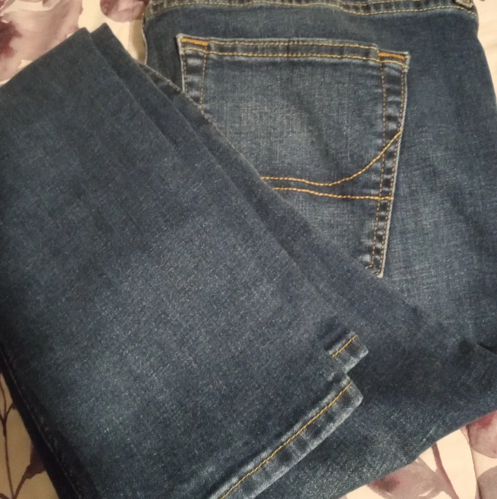 HOLLISTER - Picture 2 of 3